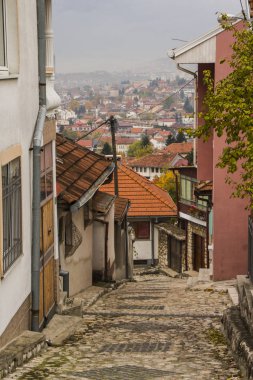 Saraybosna tarihi bölgesi sonbahar içinde dar sokakta. Bosna Hersek