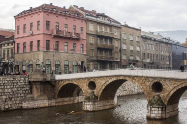 Latin Köprüsü bir Osmanlı köprü Nehri Miljacka Saraybosna, Bosna Hersek için görünümdür.