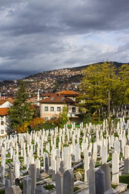 Müslüman mezarlığı Saraybosna'da bir tepede. Bosna Hersek