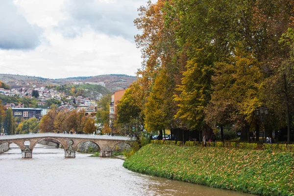 Осенью Набережной Реки Милжака Сараево Босния Герцеговина — стоковое фото