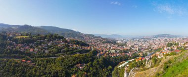 Yüksek noktadan sabah Saraybosna 'ya kadar görünüm. Bosna Hersek