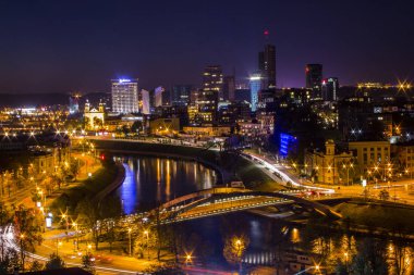 Gece yüksek noktadan Vilnius görünümü. Litvanya
