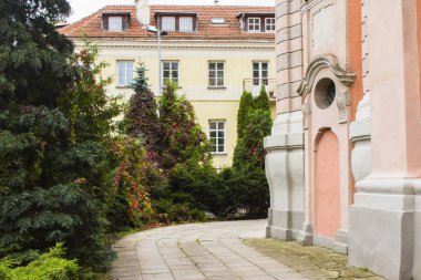 Vilnius kilisesinin avlusunda. Litvanya