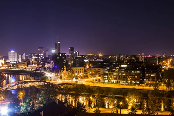 Gece yüksek noktadan Vilnius görünümü. Litvanya