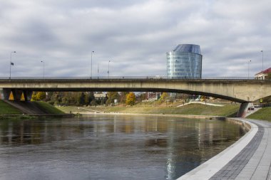 Narva Nehri 'nin ve Vilnius 'taki bu nehrin karşısındaki köprünün köşesi. Litvanya
