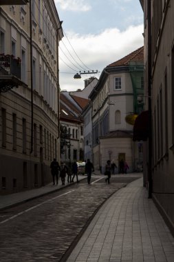 Vilnius 'un eski kent bölgesinde dar bir cadde. Litvanya
