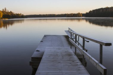 Sabah Trakai kentinde göl güzel görünümü. Litvanya