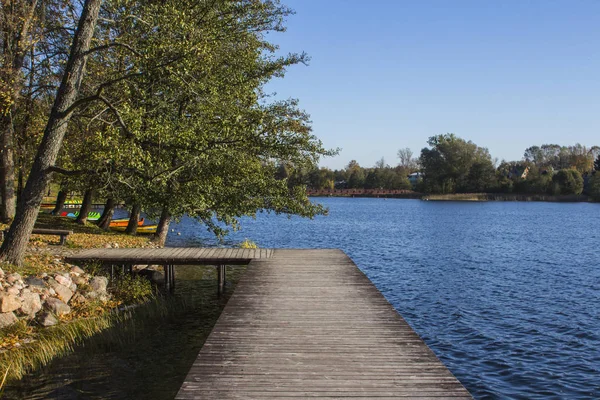 Sabah Trakai kentinde göl güzel görünümü. Litvanya