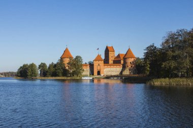 Gölün ortasında adada Trakai Kalesi. Litvanya