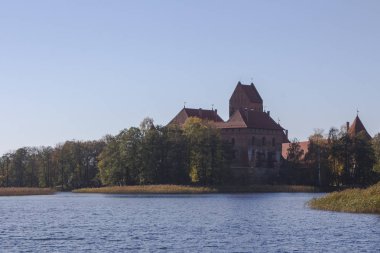 Gölün ortasında adada Trakai Kalesi. Litvanya