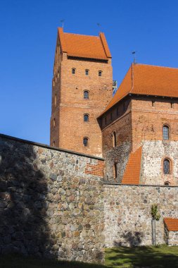 Gölün ortasında adada Trakai Kalesi. Litvanya