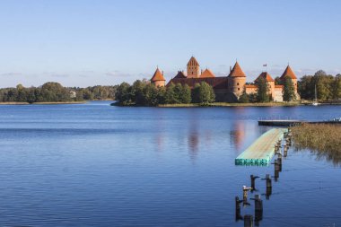 Gölün ortasında adada Trakai Kalesi. Litvanya