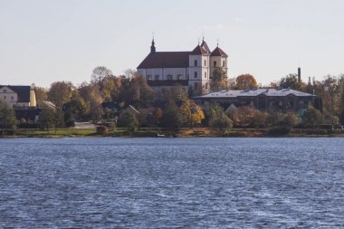 Trakai gölü yakınında St Mary Kilisesi. Litvanya