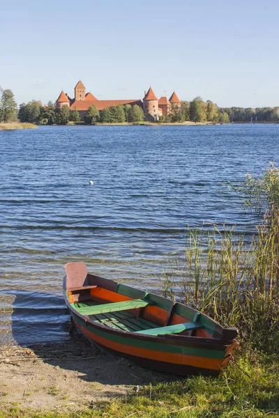 Sebuah Perahu Kayu Berwarna Warni Latar Belakang Kastil Trakai Lithuania — Stok Foto