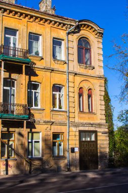 Vilnius 'un eski kent bölgesinde tarihi bir ev. Litvanya