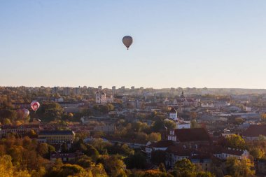 Gün batımında Vilnius Eski Şehir üzerinde balon uçuş. Litvanya