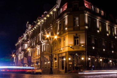 Gece Vilnius 'un eski kent Caddesi 'nde. Litvanya