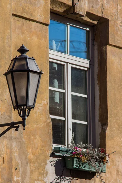Vilnius'un Eski Kent'inin penceresinin yanında bir sokak lambası. Litvanya