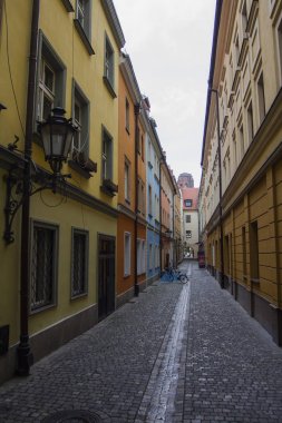 Wroclaw'ın eski kasabasında dar sokak. Polonya