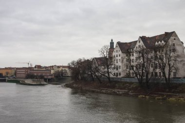 Wroclaw Oder Nehri kıyısında güzel tarihi bina. Polonya