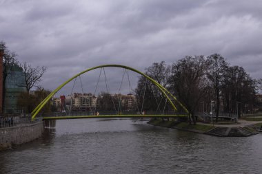 Wroclaw Oder Nehri üzerinde modern bir köprü. Polonya
