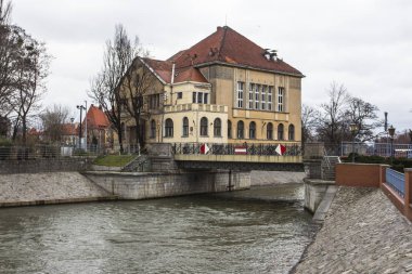 Wroclaw Oder Nehri kıyısında güzel tarihi bina. Polonya