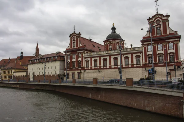 Piękny Zabytkowy Budynek Nad Brzegiem Odry Wrocławiu Polska — Zdjęcie stockowe