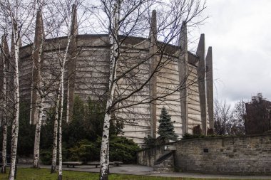 Bulutlu havalarda Wroclaw Raclawice Panorama yuvarlak bina. Polonya