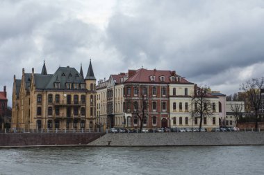 Wroclaw bulutlu havalarda River Oder dolgu. Polonya
