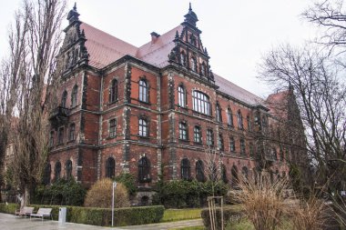 Wroclaw bulutlu havalarda sokakta güzel bir ev. Polonya