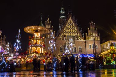 Geceleri Wroclaw'da Noel fuarı. Polonya