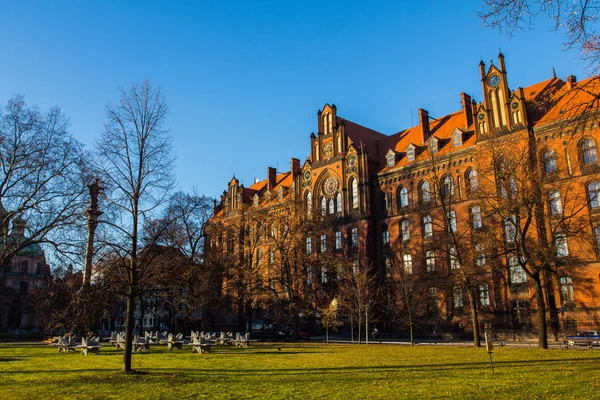 Gün batımında Wroclaw tarihi merkezinde antik bina. Polonya