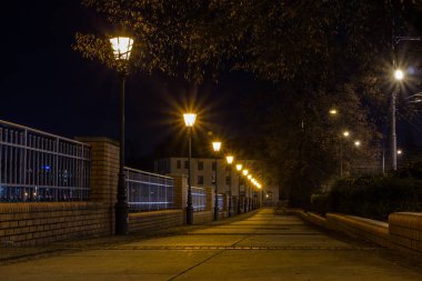 Gece Wroclaw 'daki Oder Nehri' nin seti. Polonya