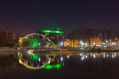 Geceleri Wroclaw 'ın Eski Kasabası' ndaki Odra nehri üzerindeki yaya köprüsü. Polonya