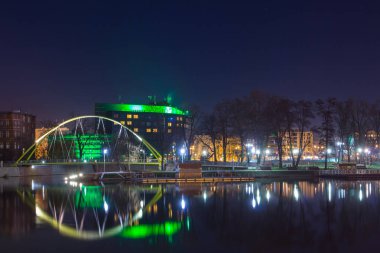 Geceleri Wroclaw 'ın Eski Kasabası' ndaki Odra nehri üzerindeki yaya köprüsü. Polonya