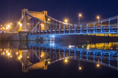 Geceleri Wroclaw 'daki Grunwald Köprüsü manzarası. Polonya