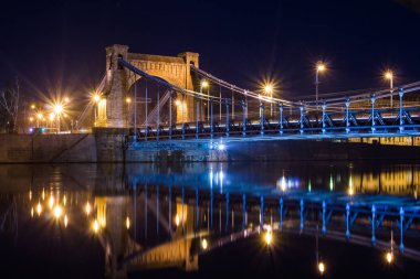 Geceleri Wroclaw 'daki Grunwald Köprüsü manzarası. Polonya