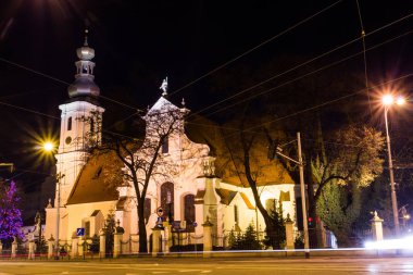 Wroclaw 'daki St. Christopher Lutheran Kilisesi' nin gece manzarası. Polonya