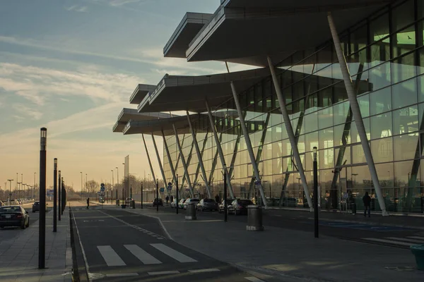 Şafak vakti Kopernik Havaalanı Wroclaw binasının manzarası. Polonya