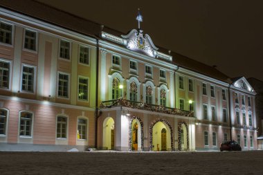 Tallinn 'deki bir parlamento binasının gece görüşü. Estonya