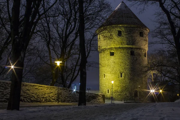 Vista Noturna Uma Torre Kiek Tallinn Estónia — Fotografia de Stock