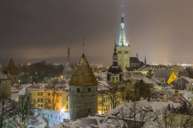 Kış mevsiminin en yüksek noktasından Tallinn 'in Eski Kasabası' nın gece manzarası. Estonya