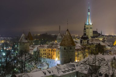 Kış mevsiminin en yüksek noktasından Tallinn 'in Eski Kasabası' nın gece manzarası. Estonya
