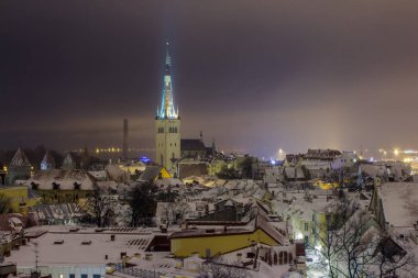 Kış mevsiminin en yüksek noktasından Tallinn 'in Eski Kasabası' nın gece manzarası. Estonya