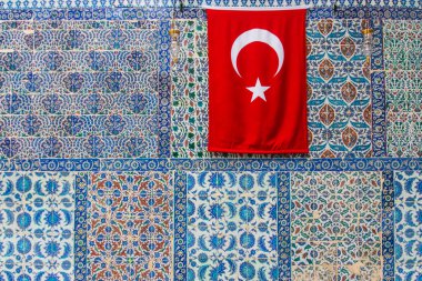 İstanbul 'daki bir caminin duvarındaki seramik fayanslar üzerindeki ulusal Türk süslemeleri. Türkiye