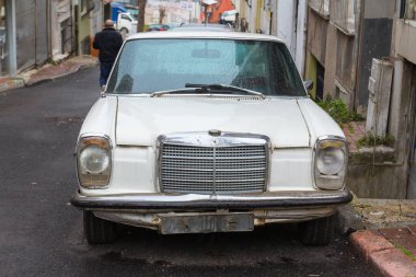Yağmurlu bir havada İstanbul caddesinde klasik bir araba. Türkiye