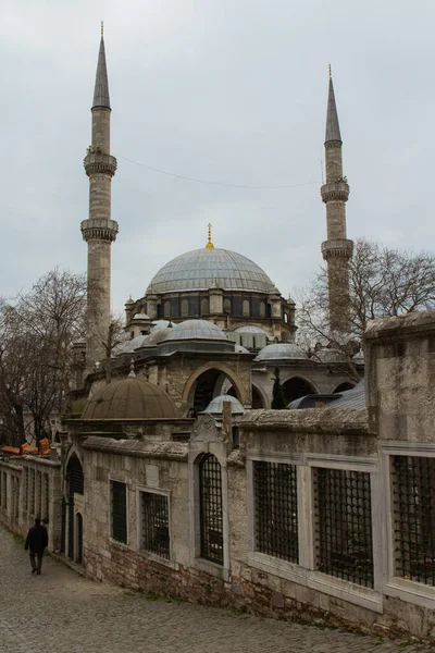 Yağmurlu havada İstanbul 'daki Eyüp Sultan Camii manzarası, Türkiye