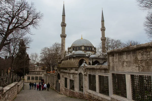 Yağmurlu havada İstanbul 'daki Eyüp Sultan Camii manzarası, Türkiye