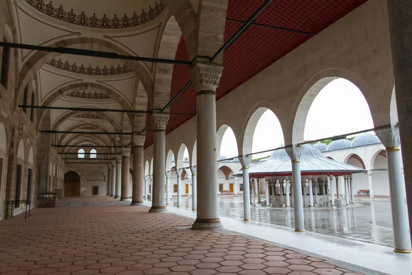 Corridor Binnenplaats Van Mihrimah Sultan Moskee Istanbul Turkije — Stockfoto