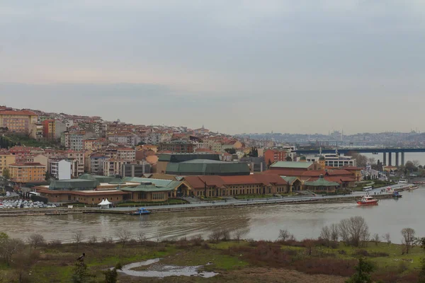 Вид Залив Золотой Рог Районе Эйп Стамбула Дождливую Погоду Турция — стоковое фото